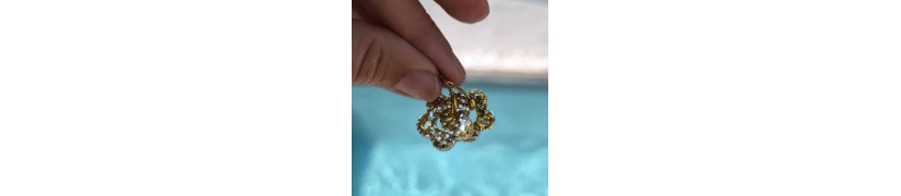 photo d une boucle d'oreille champagne