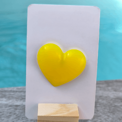 Le Pin's Yellow