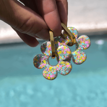 Photo de boucles d'oreilles big fleur pastel rainbow