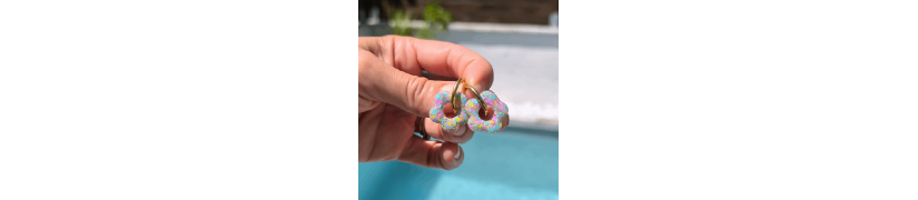 photo de boucles d'oreilles fleur bleu pastel