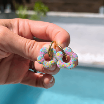 photo de boucles d'oreilles fleur bleu pastel