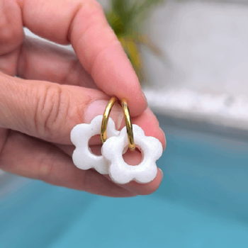 Photo de boucles d'oreilles fleur white